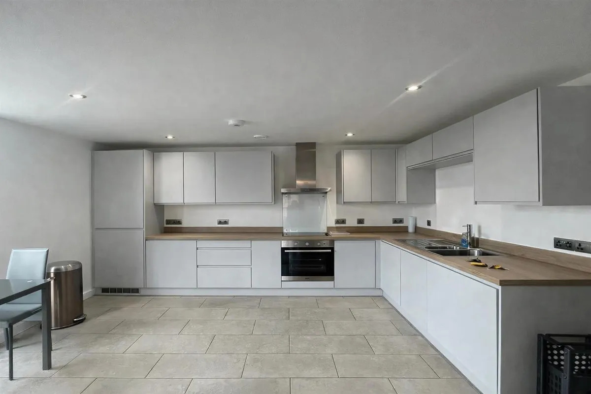 Spacious 2 beds flat to rent in Sale